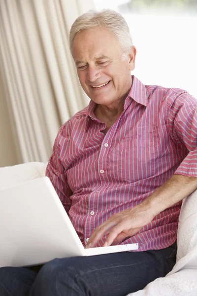 Старший мужчина с ноутбуком — стоковое фото
