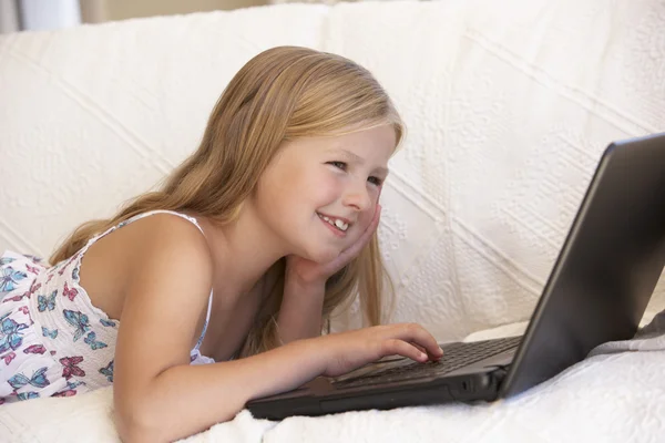Junges Mädchen mit Laptop — Stockfoto