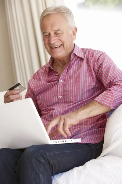 Homem sênior usando laptop — Fotografia de Stock