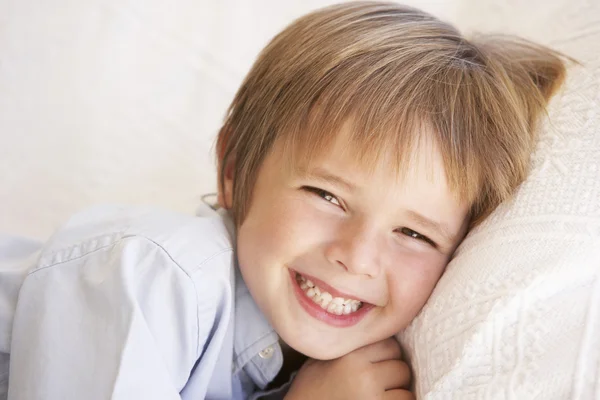 Jongen ontspannen op de Sofa thuis — Stockfoto