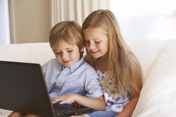 Dzieci korzysta z laptopa w domu — Zdjęcie stockowe