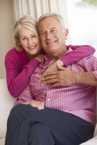 Senior paar ontspannen samen thuis — Stockfoto