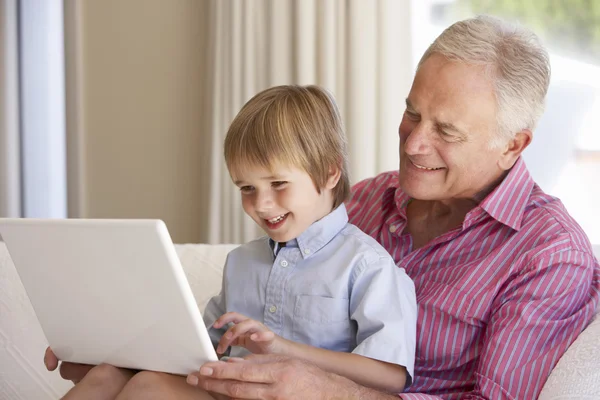 Grand-père et petit-fils utilisant un ordinateur portable — Photo