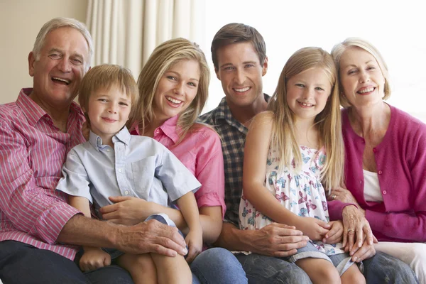 Familie ontspannen op de sofa thuis — Stockfoto