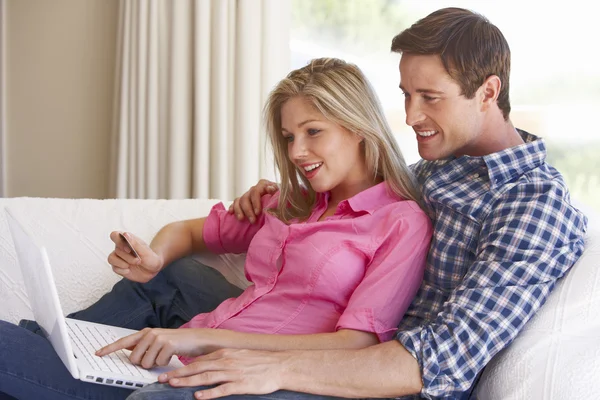 Par som använder laptop hemma — Stockfoto
