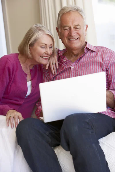 Oudere echtpaar met laptop — Stockfoto