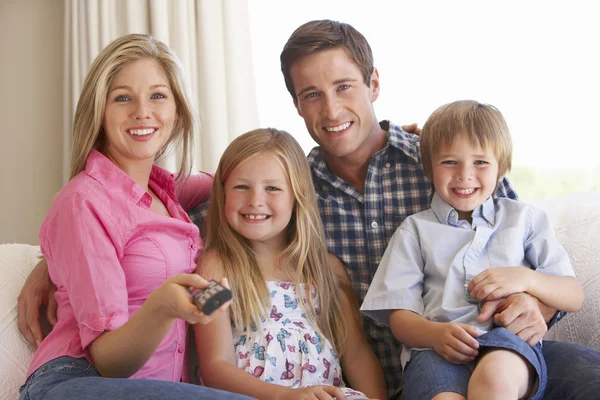 Familie thuis ontspannen — Stockfoto