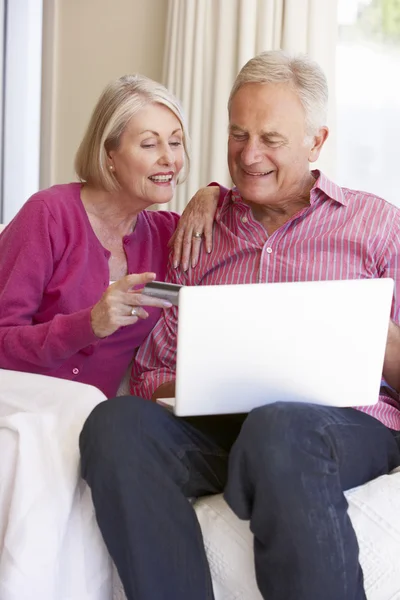 Seniorenpaar nutzt Laptop zu Hause — Stockfoto