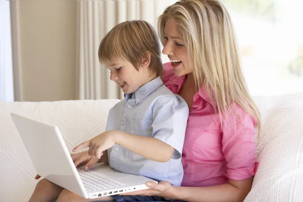 Madre e hijo usando el ordenador portátil — Foto de Stock