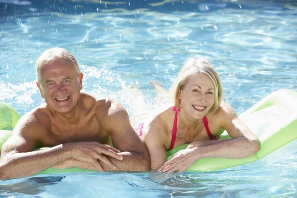 Casal Sênior Relaxante na Piscina — Fotografia de Stock