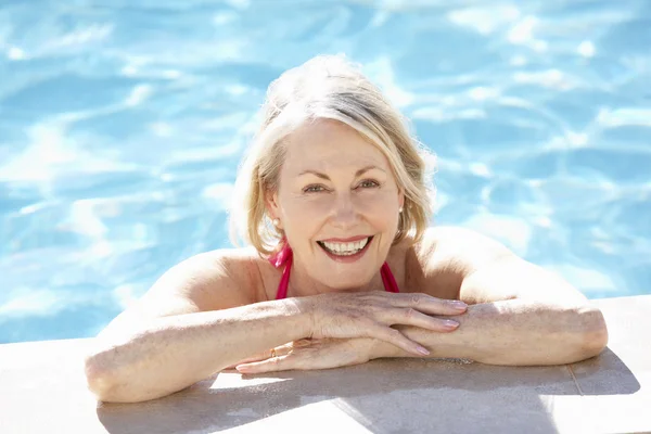 Mulher idosa na piscina — Fotografia de Stock