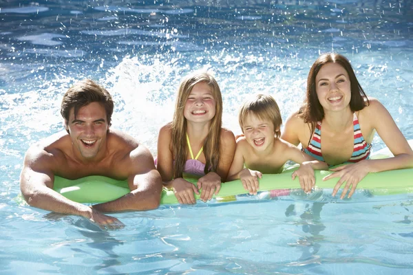 Família relaxante na piscina — Fotografia de Stock