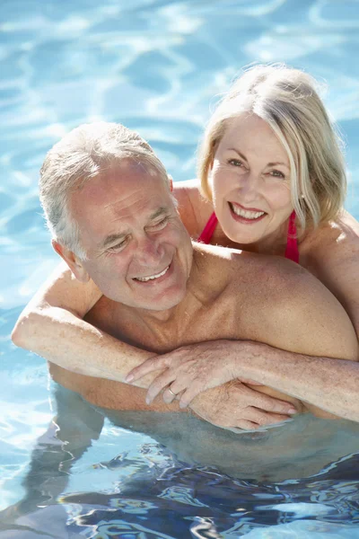 Casal Sênior Relaxante na Piscina — Fotografia de Stock