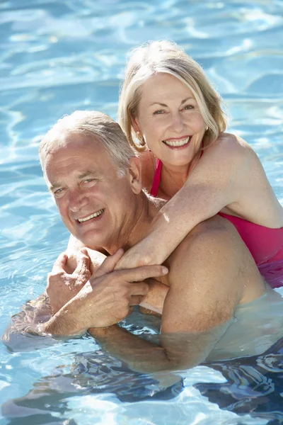 Äldre par avkopplande i poolen — Stockfoto