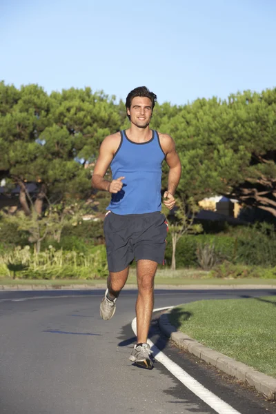 Hombre corriendo en la carretera — Foto de Stock