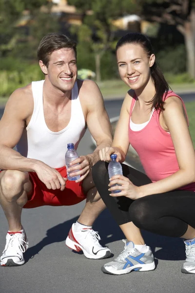 Água potável de casal após o exercício — Fotografia de Stock