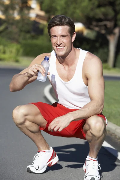 Hombre beber agua después del ejercicio —  Fotos de Stock