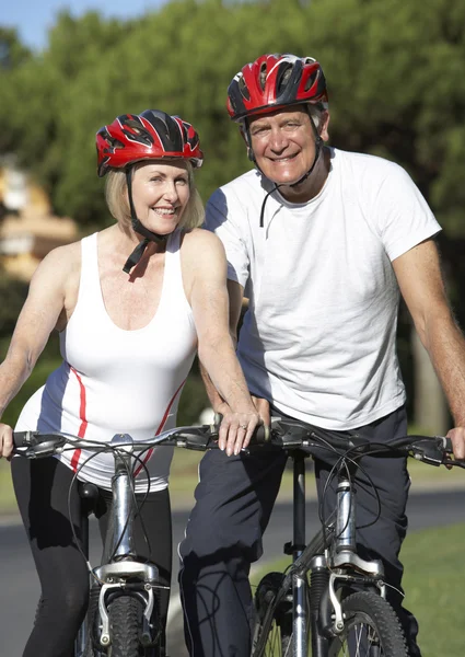 Sénior casal equitação em bicicletas — Fotografia de Stock