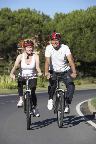 Sénior casal equitação em bicicletas — Fotografia de Stock
