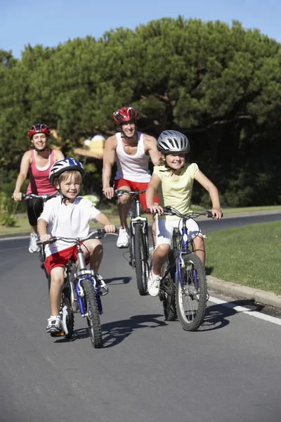 Familie paardrijden fietsen — Stockfoto