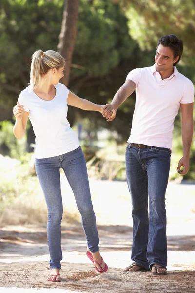 Jeune couple en promenade romantique — Photo