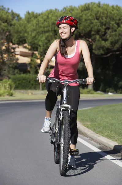 Frau auf Fahrrad unterwegs — Stockfoto