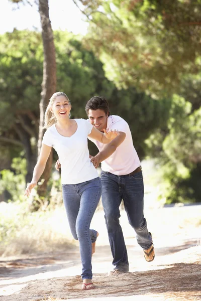 Ungt par på romantisk promenad — Stockfoto