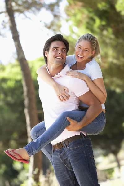 Jovem casal se divertindo — Fotografia de Stock