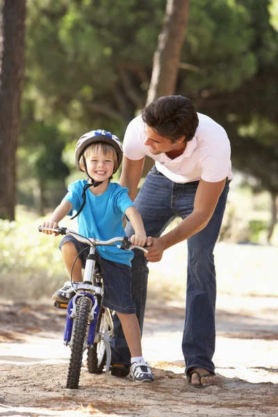 Vater lehrt Sohn Fahrradfahren — Stockfoto