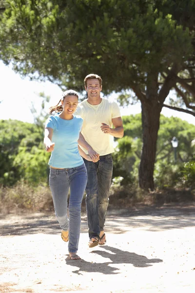 Vrienden op wandeling op platteland — Stockfoto