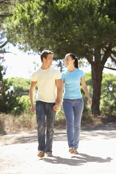 Giovane coppia sulla passeggiata romantica — Foto Stock