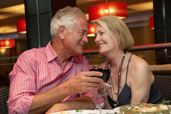Seniorenpaar genießt Drinks in Bar — Stockfoto