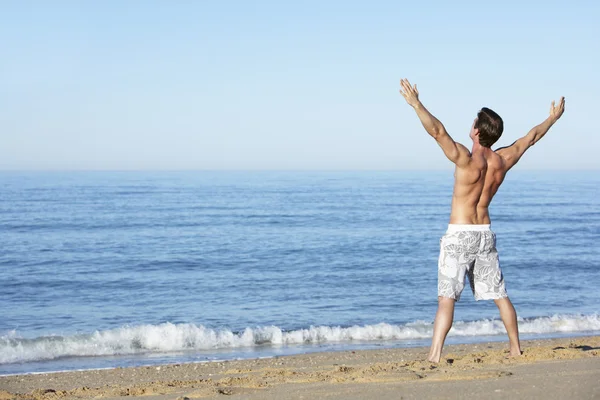 Homme debout sur la plage d'été — Photo