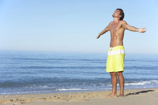 Человек, стоящий на пляже — стоковое фото