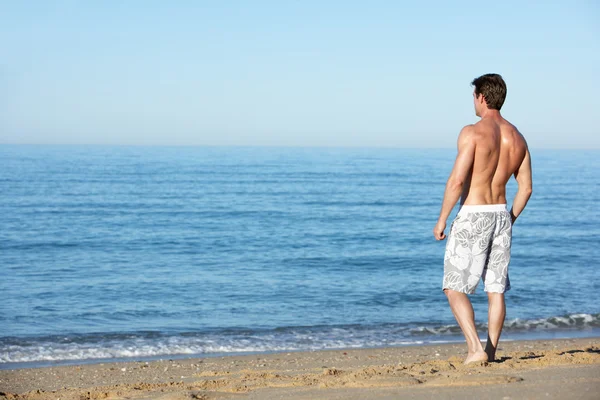 Homme debout sur la plage d'été — Photo