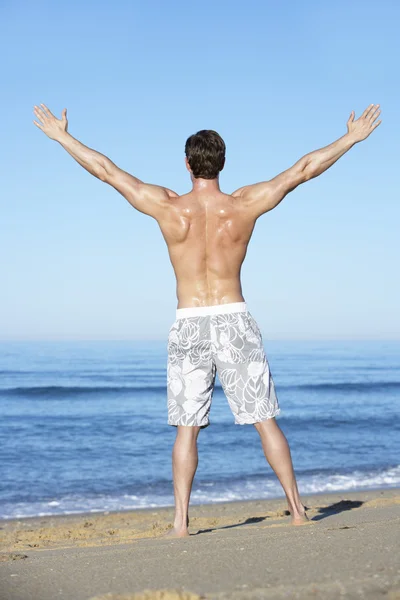 Hombre de pie en la playa de verano — Foto de Stock