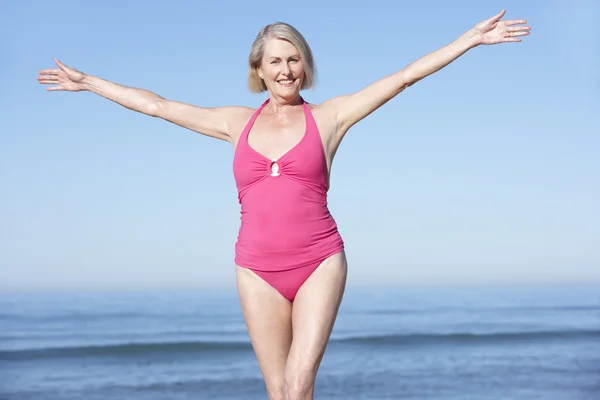 Mujer mayor de pie en la playa — Foto de Stock