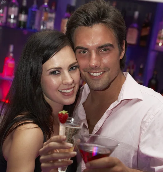 Paar genieten van drankjes in bar — Stockfoto