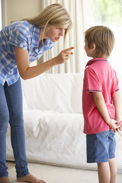 Mãe dizendo fora filho em casa — Fotografia de Stock