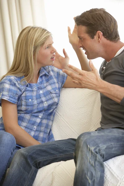 Couple se disputant à la maison — Photo