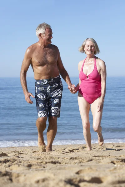 Casal sênior desfrutando de férias de verão — Fotografia de Stock