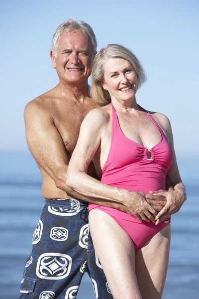 Casal sênior desfrutando de férias — Fotografia de Stock