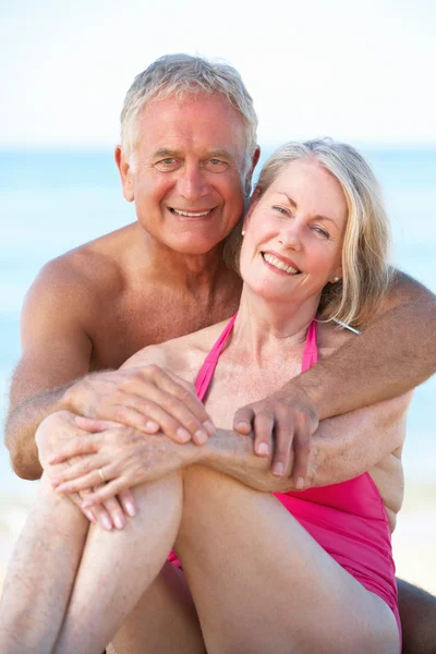 Pareja mayor disfrutando de vacaciones — Foto de Stock