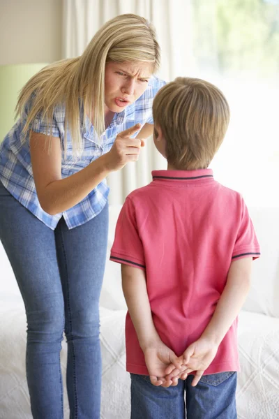 Madre dicendo fuori figlio a casa — Foto Stock