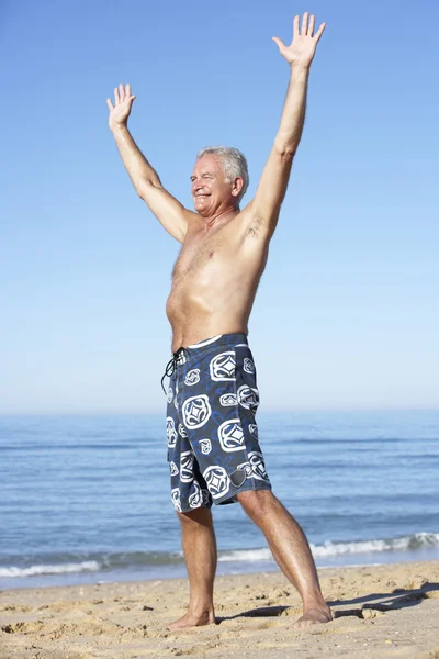 Senior homem de pé na praia — Fotografia de Stock