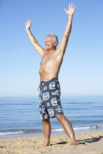 Homme âgé debout sur la plage — Photo