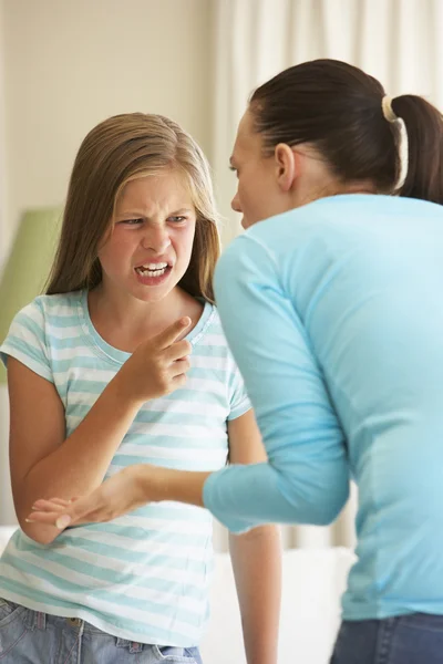 Moeder vertellen uit dochter thuis — Stockfoto