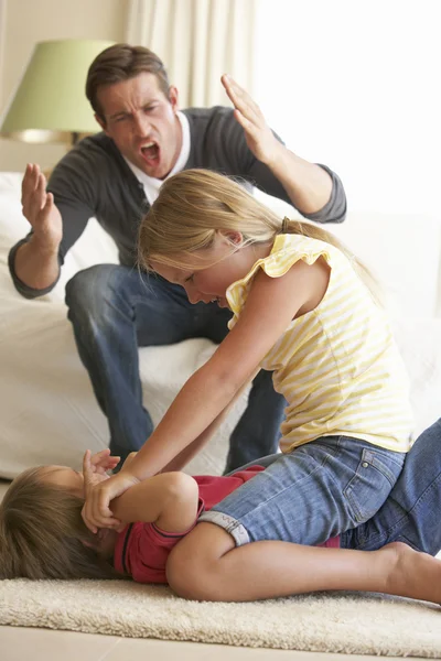 Niños luchando frente a padre — Foto de Stock