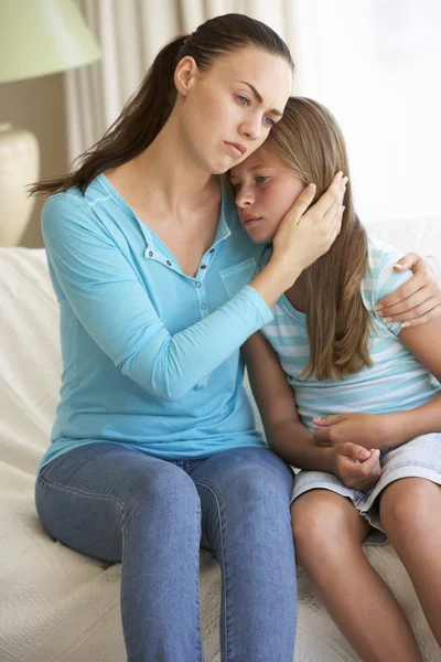 Moeder dochter thuis troostend — Stockfoto