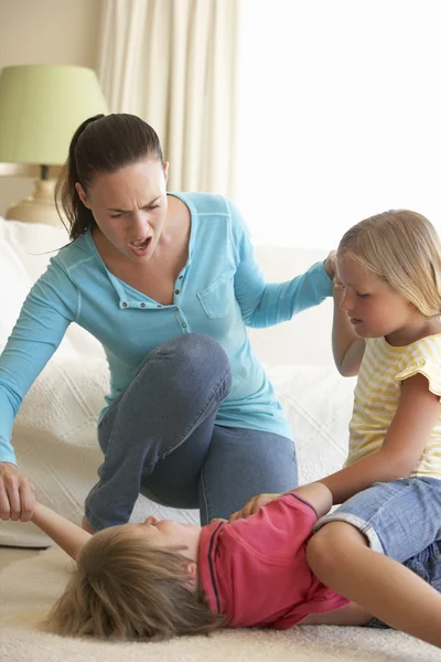 Children Fighting In Front Of Mother — Stock Photo, Image